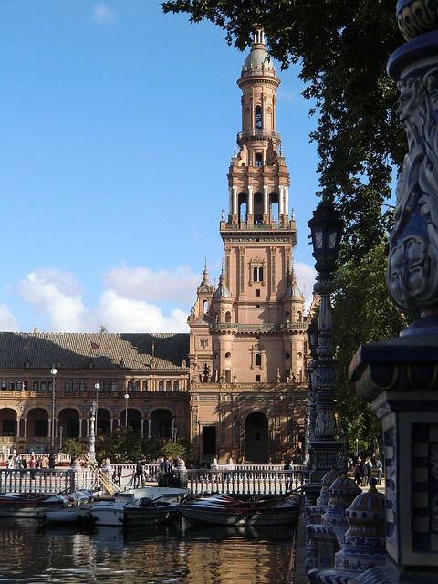 boceto arquitectura bioclimática Sevilla sombras patios ventilación cruzada