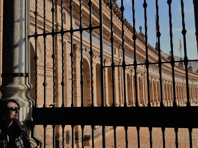 boceto arquitectura sostenible Sevilla patios sombras ventilación cruzada